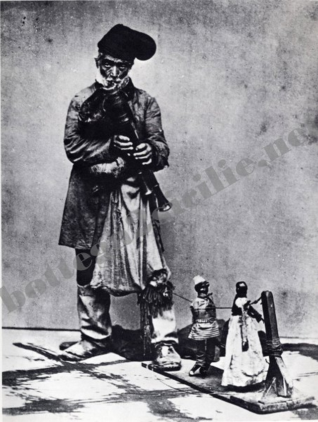 POSTER STAMPA 02 BURATTINAIO AMBULANTE ANTICHI MESTIERI RIPRODUZIONE DA FOTOGRAFIA INIZIO 1900 32X45