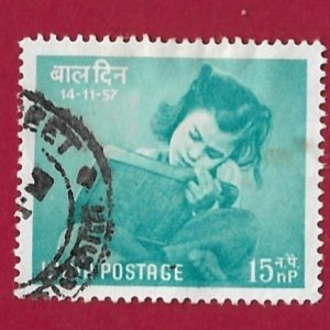 FRANCOBOLLO INDIA 1957 YT 88 ” giornata dei bambini  ”  usato € 0.20
